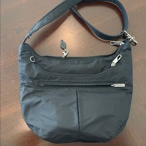 Travelon Anti-Theft Travel Crossbody Bag. RFID 5 CC Slots. Multi pockets, clean!